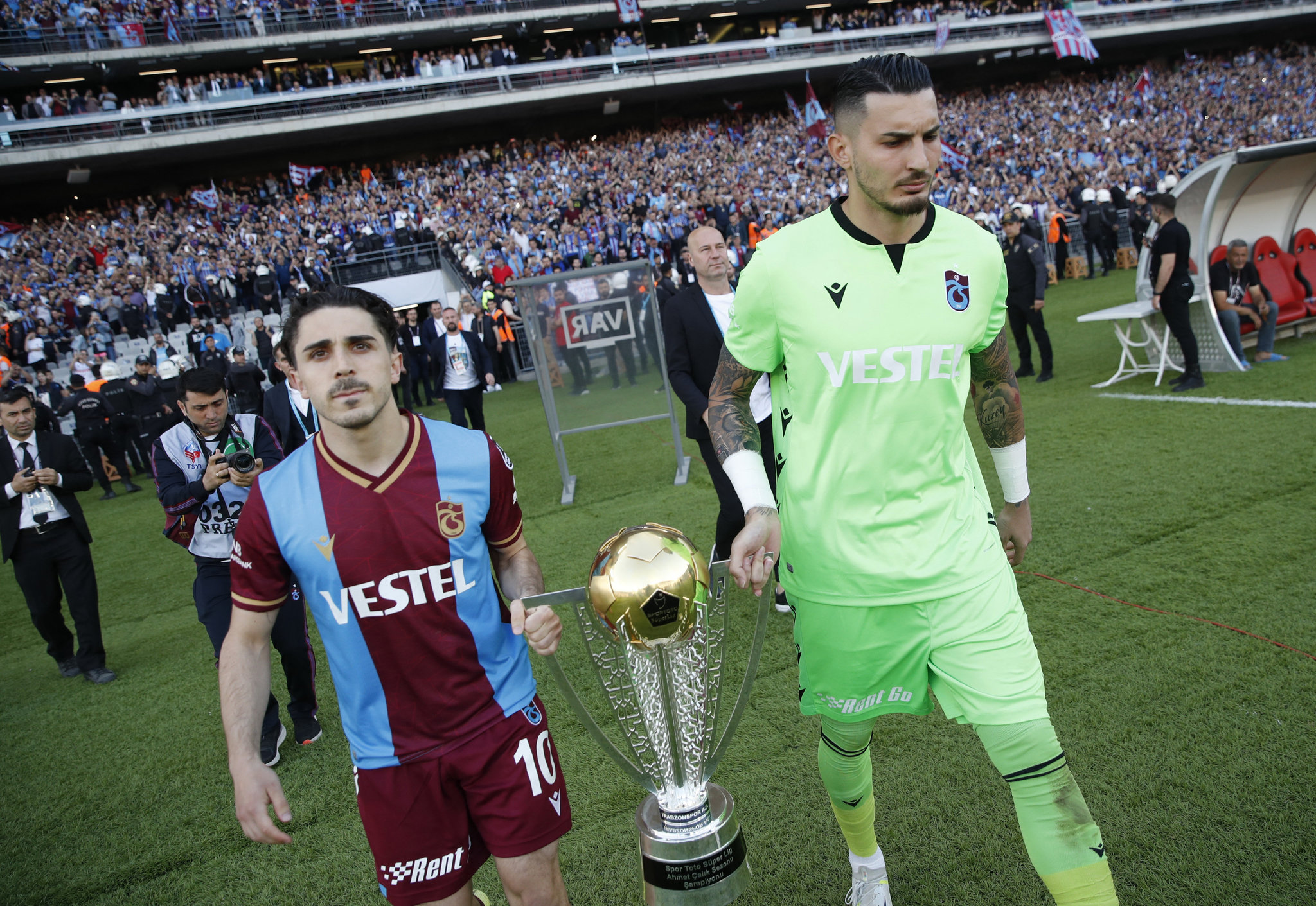 TRABZONSPOR HABERLERİ | Fırtına’da Abdülkadir Ömür ve Uğurcan Çakır’a zam!