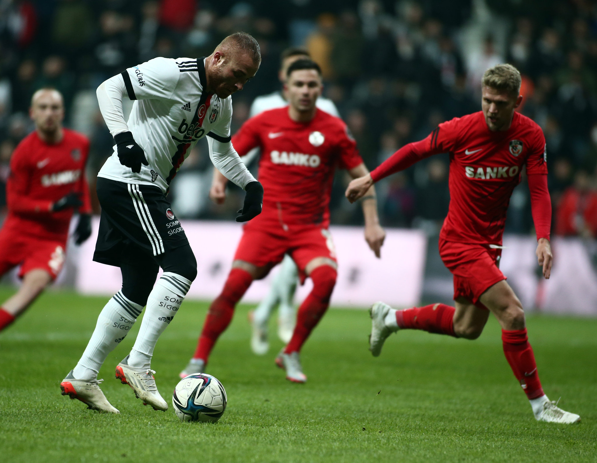 Beşiktaş’tan ayrılan Gökhan Töre’nin Adana Demirspor’dan aldığı ücret şaşırttı!
