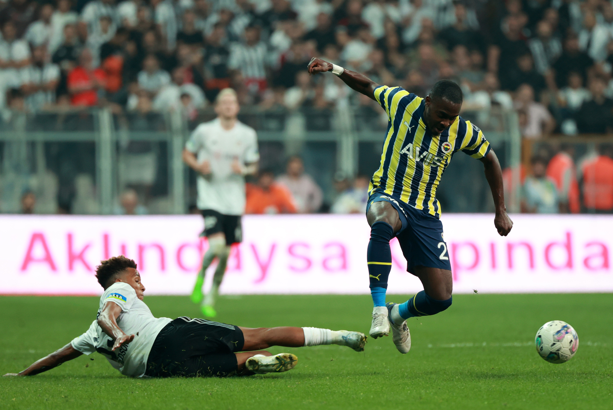 Fenerbahçe’de derbinin kaybedeni o isim oldu! Formasını kaptırıyor