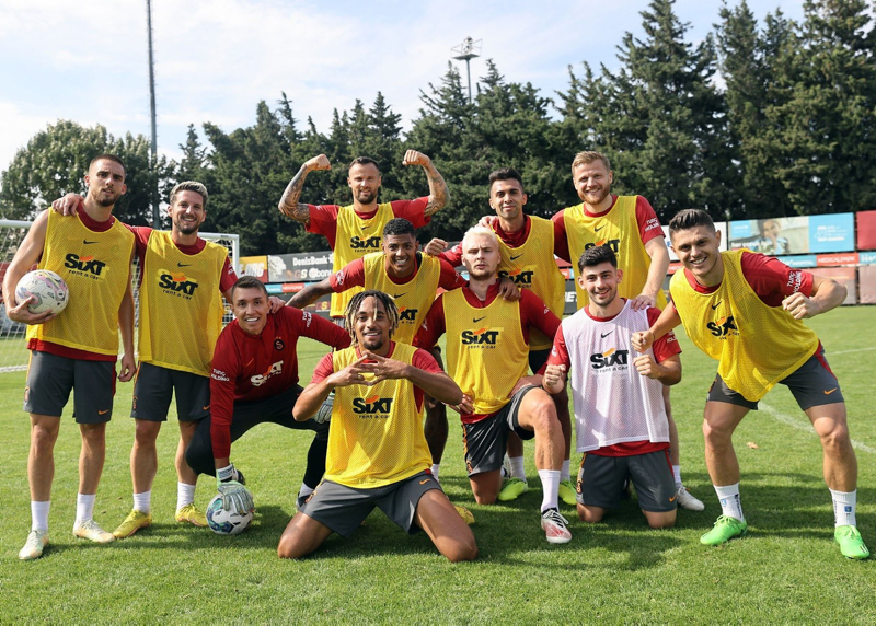 GALATASARAY HABERLERİ - Okan Buruk neşteri vurdu! İki yıldız kulübeye