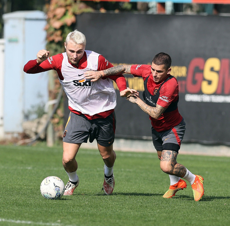 GALATASARAY HABERLERİ - Şok iddia! Bazı futbolcular Okan Buruk’un yazışmalarını paylaşıyor