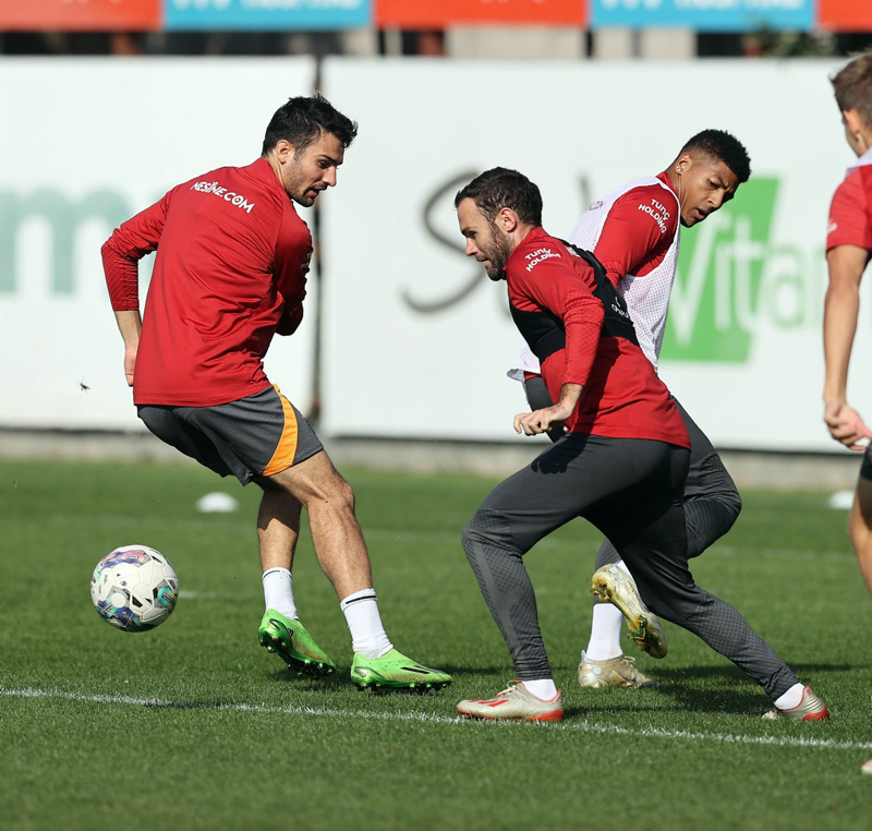 GALATASARAY HABERLERİ - Şok iddia! Bazı futbolcular Okan Buruk’un yazışmalarını paylaşıyor