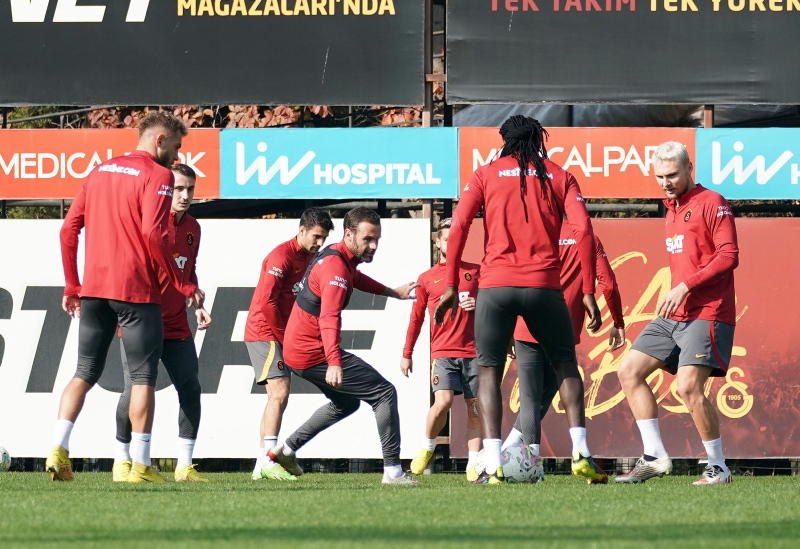 GALATASARAY HABERLERİ - Şok iddia! Bazı futbolcular Okan Buruk’un yazışmalarını paylaşıyor