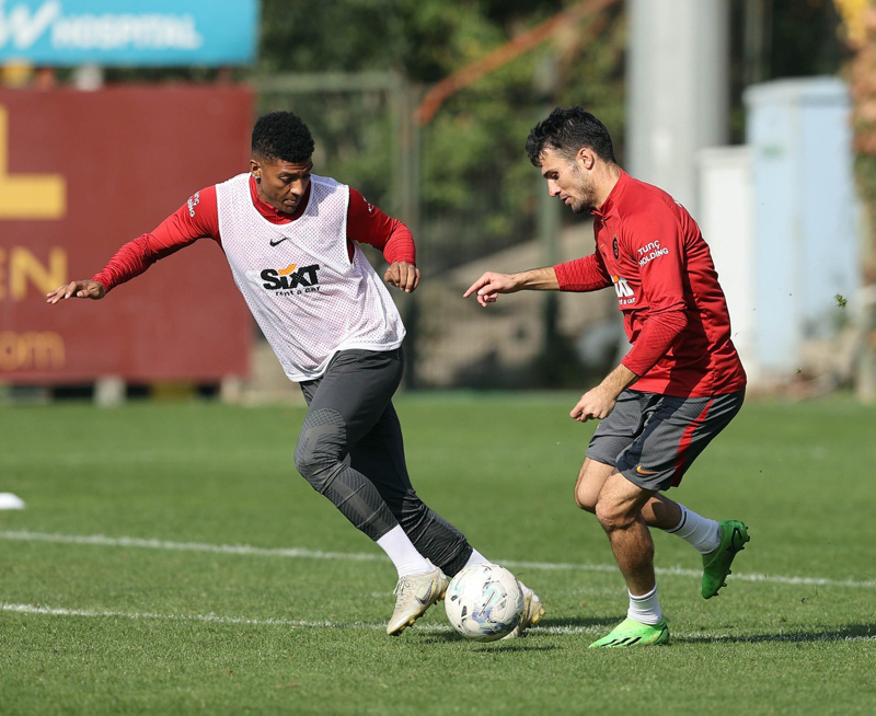 GALATASARAY HABERLERİ - Şok iddia! Bazı futbolcular Okan Buruk’un yazışmalarını paylaşıyor