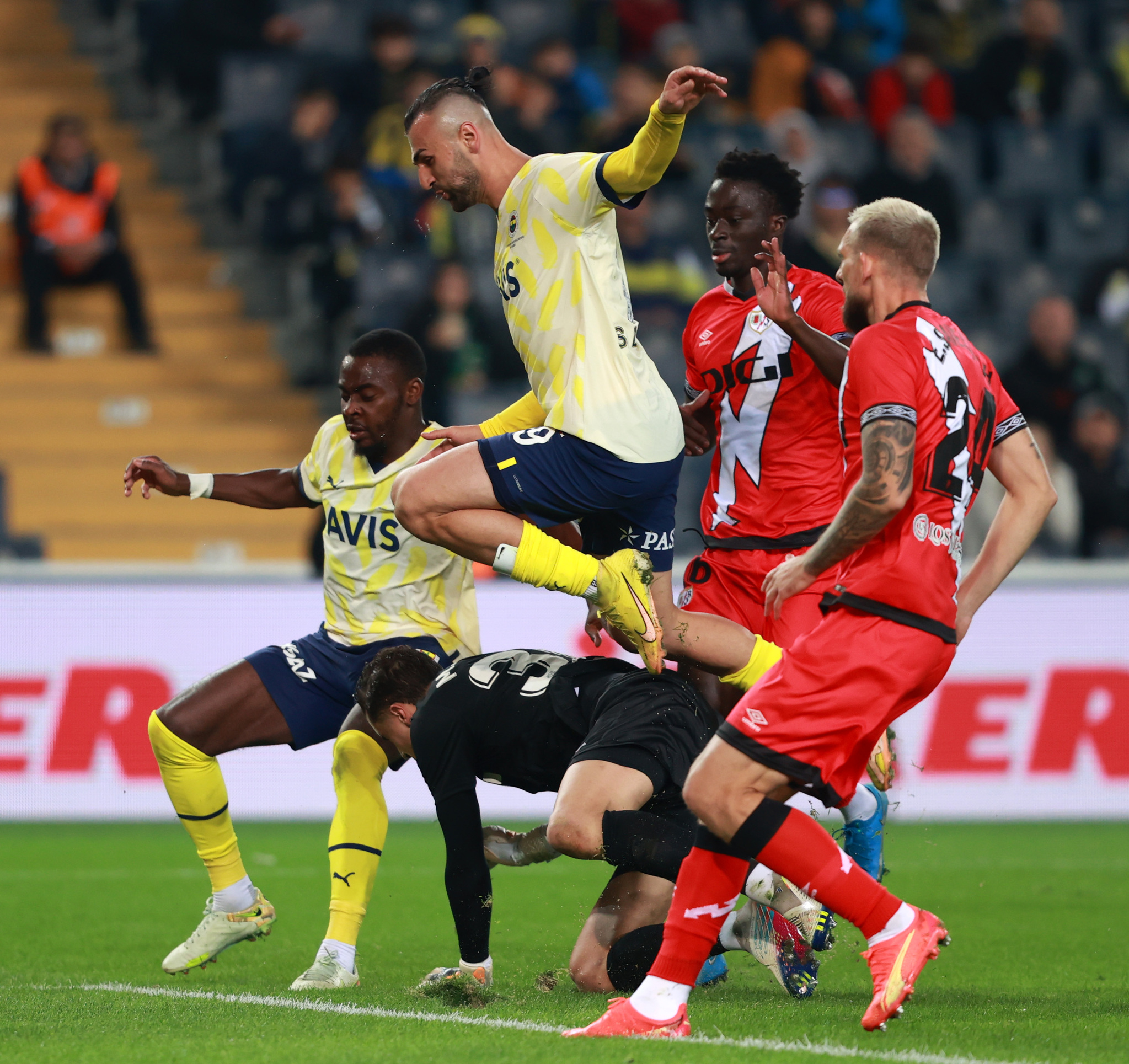 Fenerbahçe’de beklenmedik gelişme! Sözleşmesi donduruluyor