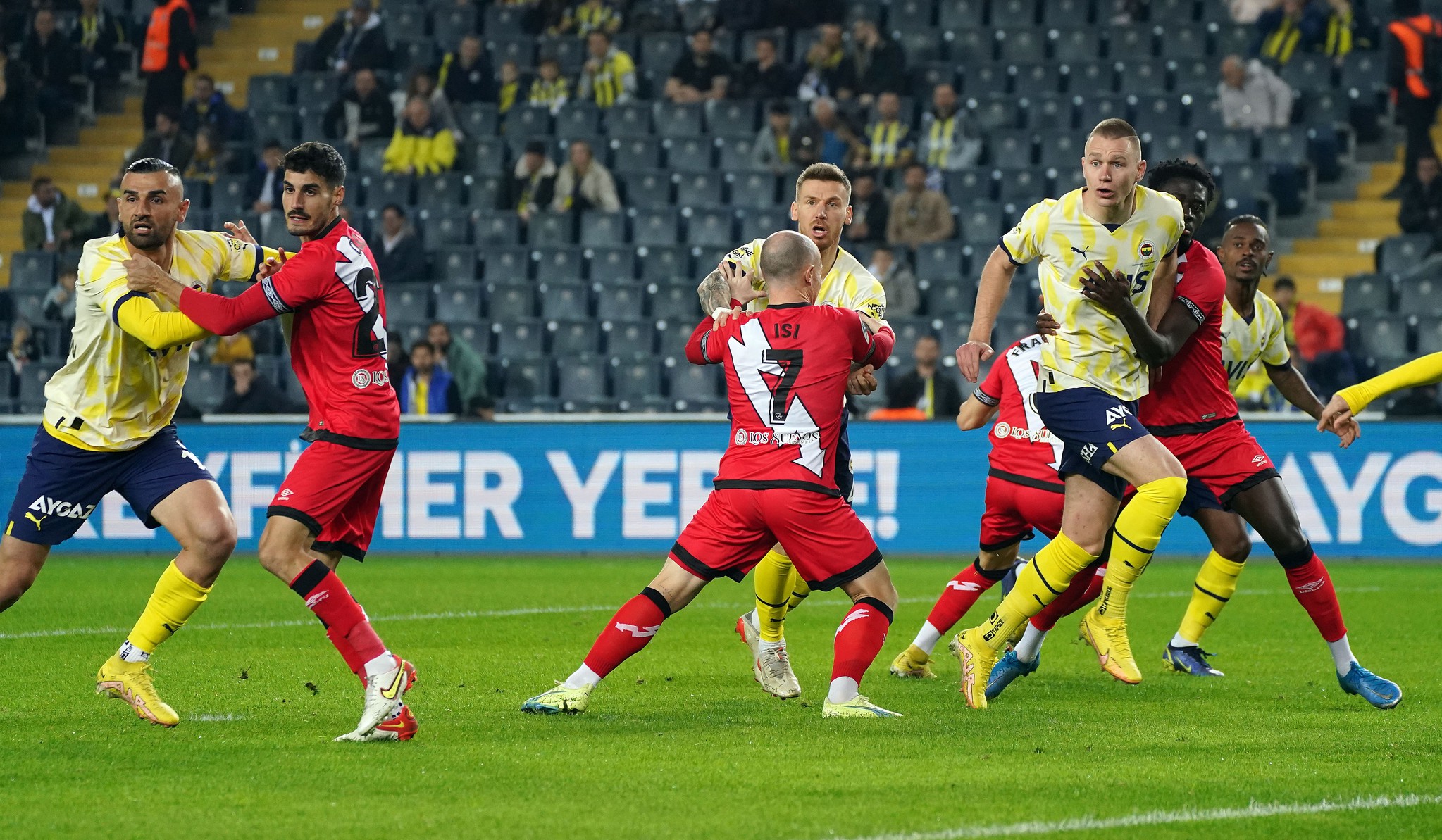 Fenerbahçe’de beklenmedik gelişme! Sözleşmesi donduruluyor