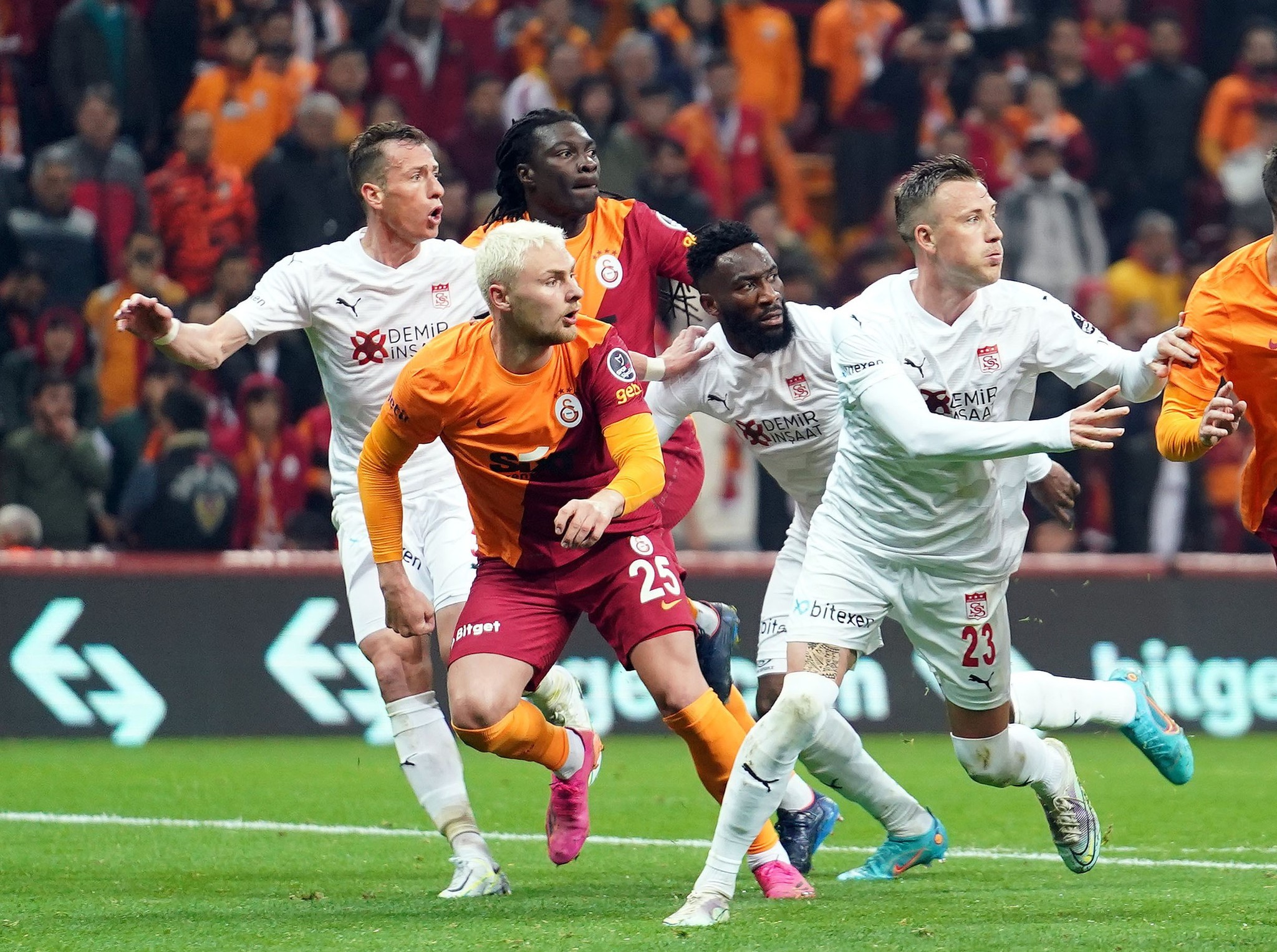 Günün transfer bombası! İşte Galatasaray’ın teklif yaptığı yıldız