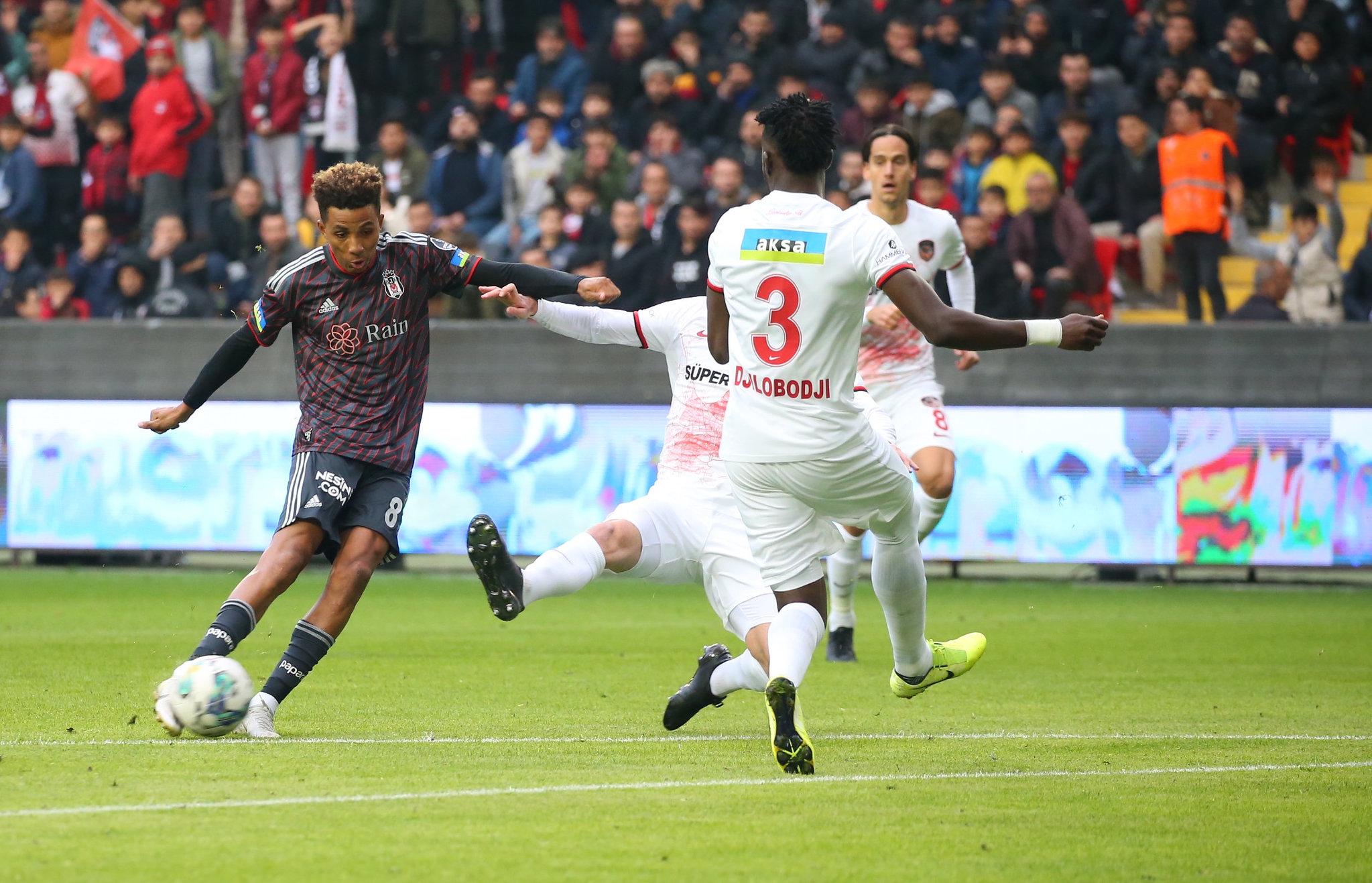 İşte Beşiktaş’ın yeni transferi! Romain Saiss ikna etti