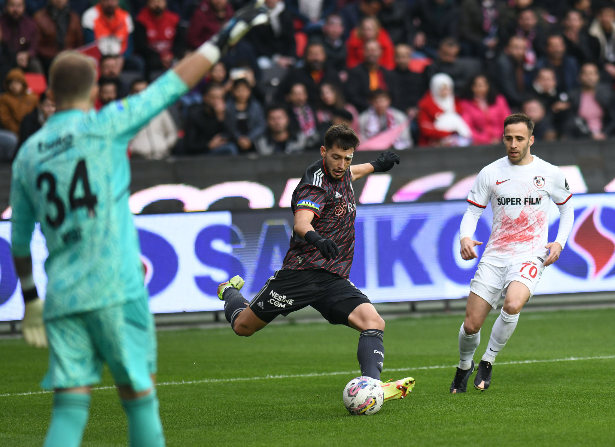 İşte Beşiktaş’ın yeni transferi! Romain Saiss ikna etti