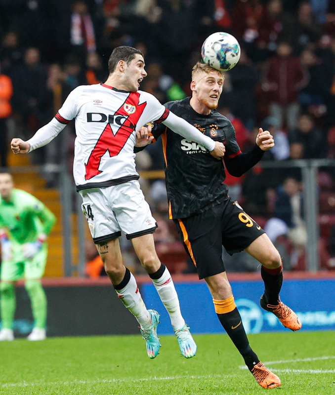 Okan Buruk kararını verdi! Galatasaray’da 3 isimle sözleşme imzalanacak