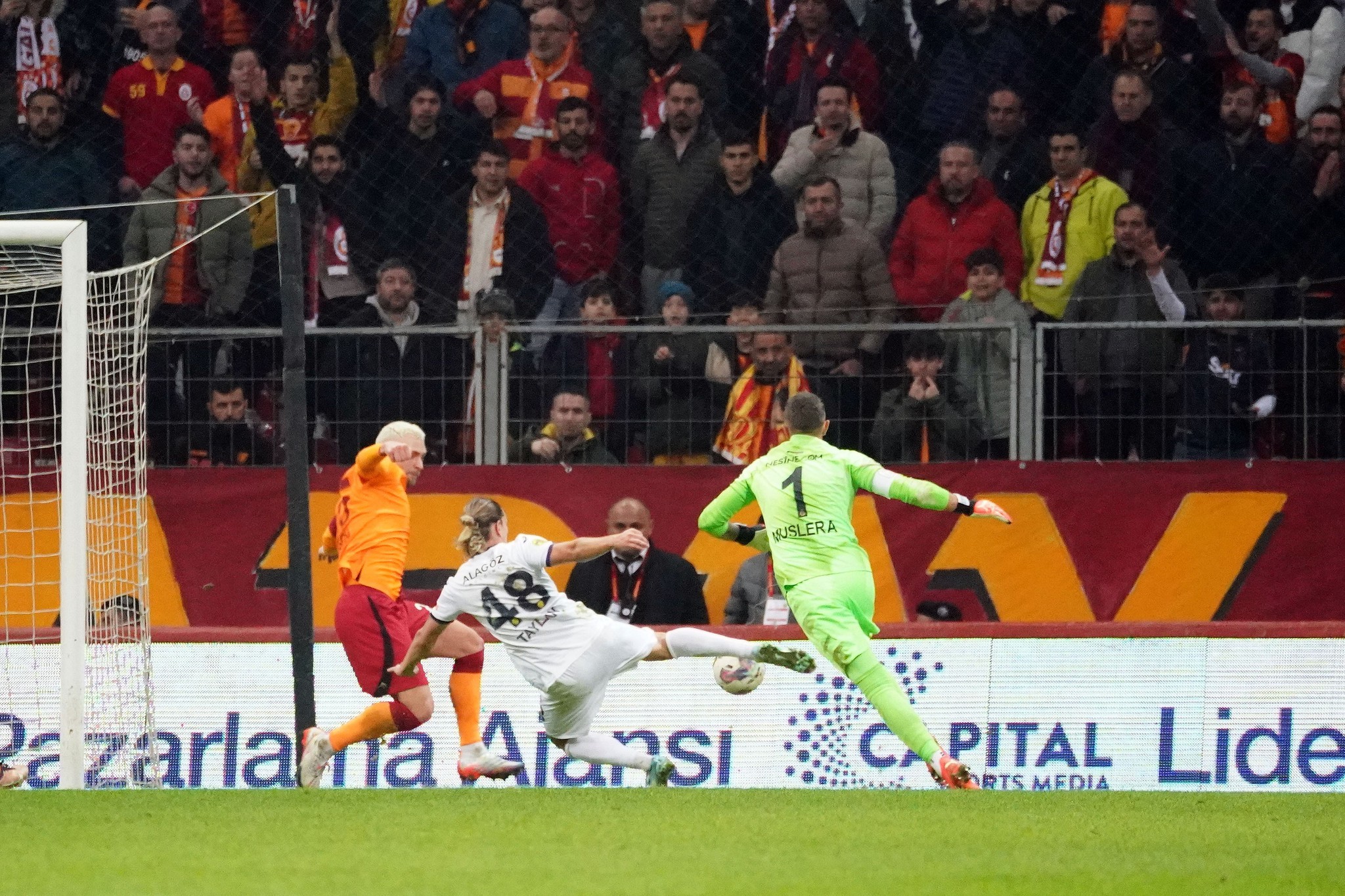 Fenerbahçe - Galatasaray derbisinin iddaa oranları açıklandı! İşte favori takım