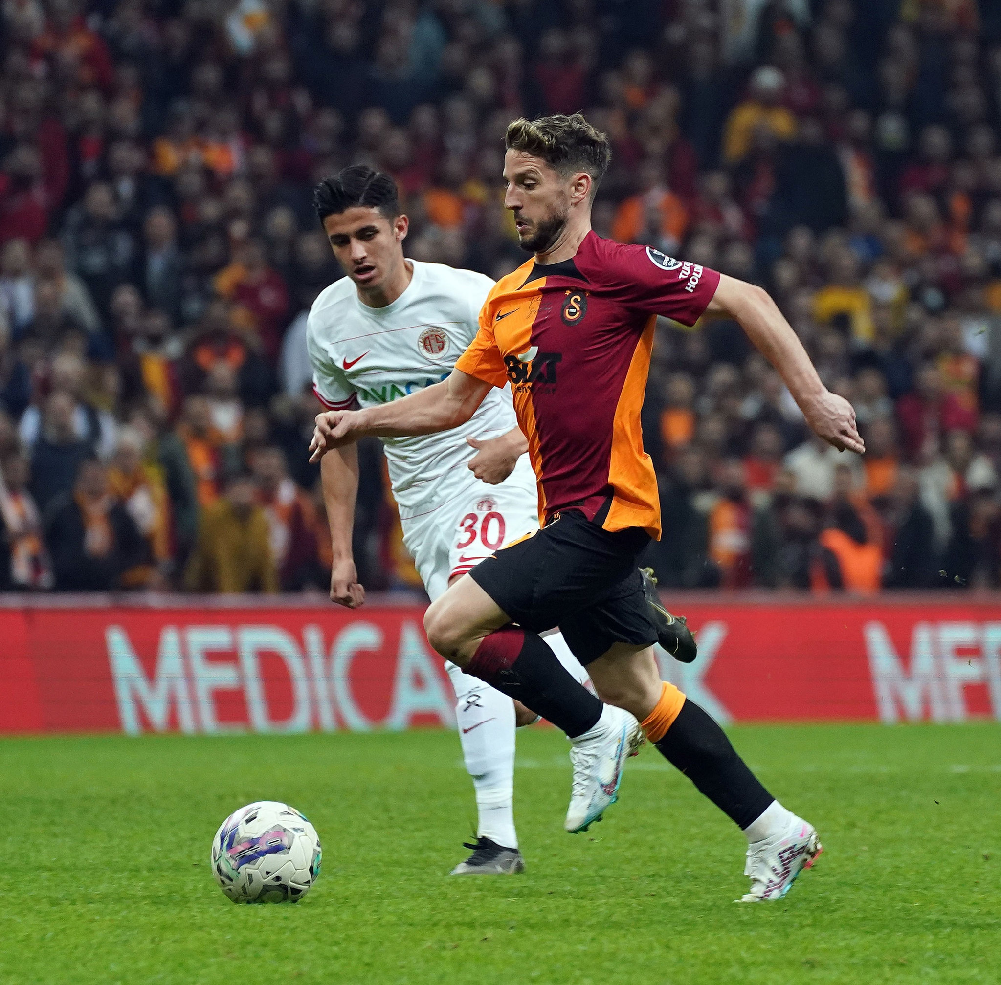 İmzalar atılıyor! Dünyaca ünlü golcü sezon sonu Galatasaray’a