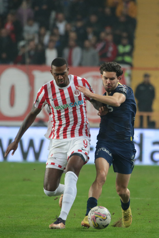 GALATASARAY TRANSFER HABERİ - Galatasaray ve Fenerbahçe’den transfer savaşı! İlk teklif Cimbom’dan