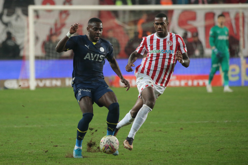 GALATASARAY TRANSFER HABERİ - Galatasaray ve Fenerbahçe’den transfer savaşı! İlk teklif Cimbom’dan