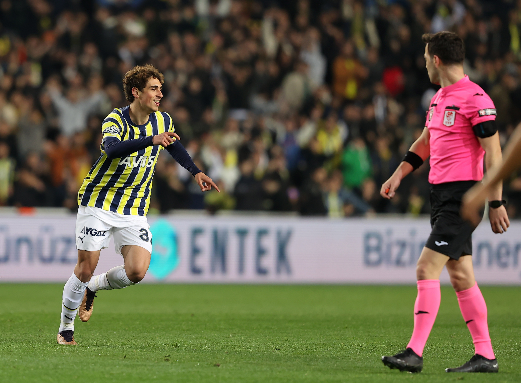 TRANSFER HABERİ: Fenerbahçe’nin genç yıldızı için 2 ülke yarışta! İşte nedeni