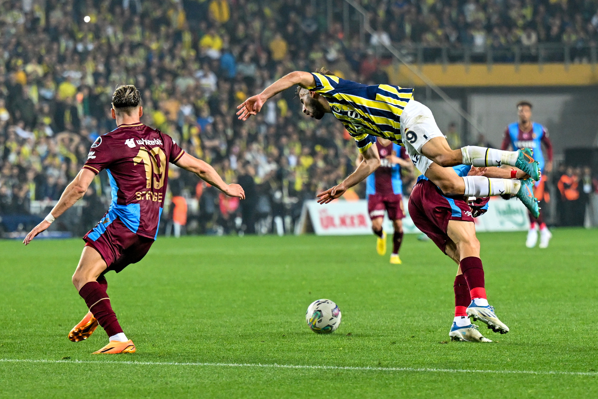 Fenerbahçe’ye transfer piyangosu! 7.5 milyon Euro teklif ettiler