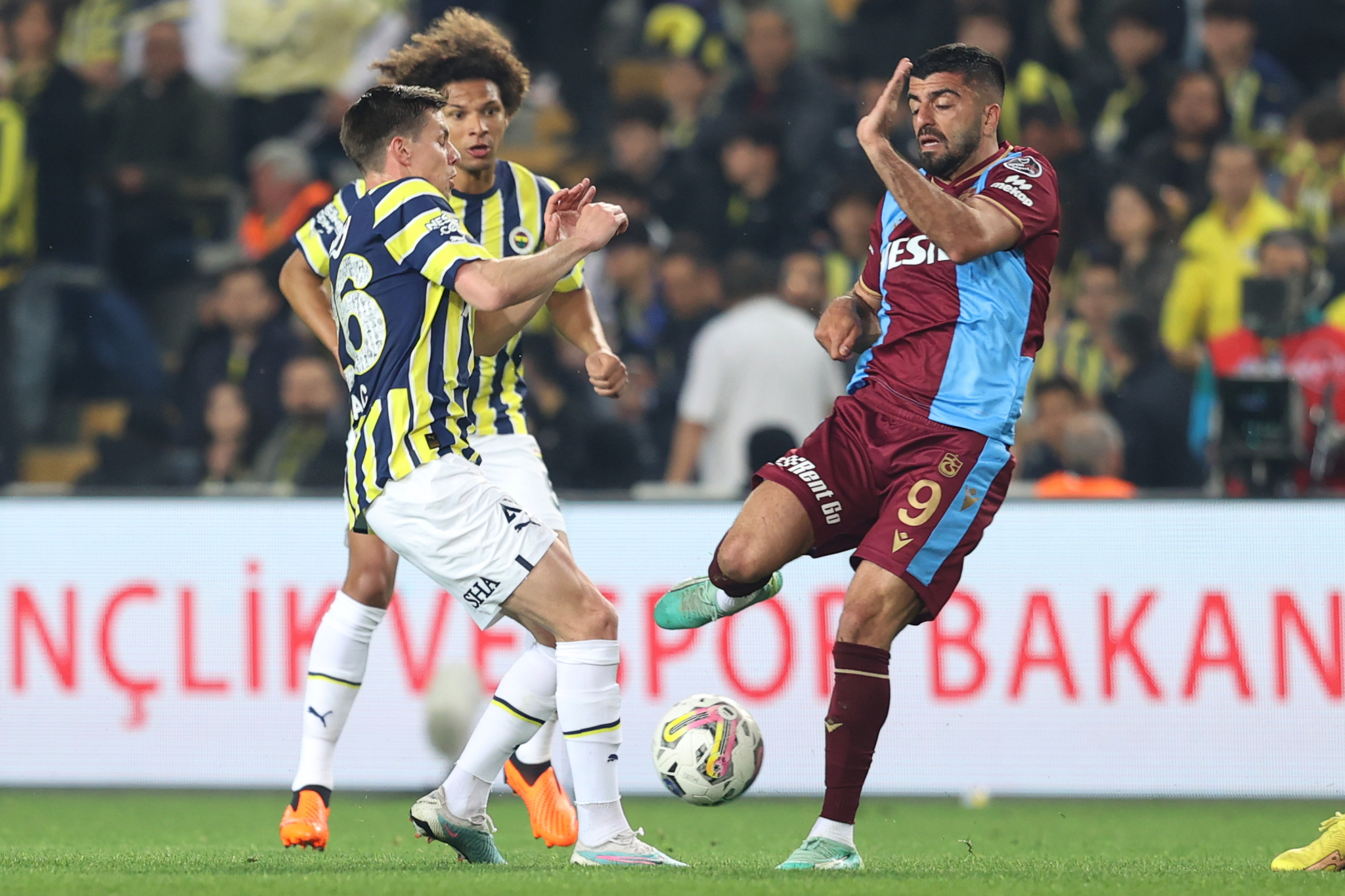 Galatasaray’dan Fenerbahçe’ye dev transfer çalımı! Bunu kimse beklemiyordu