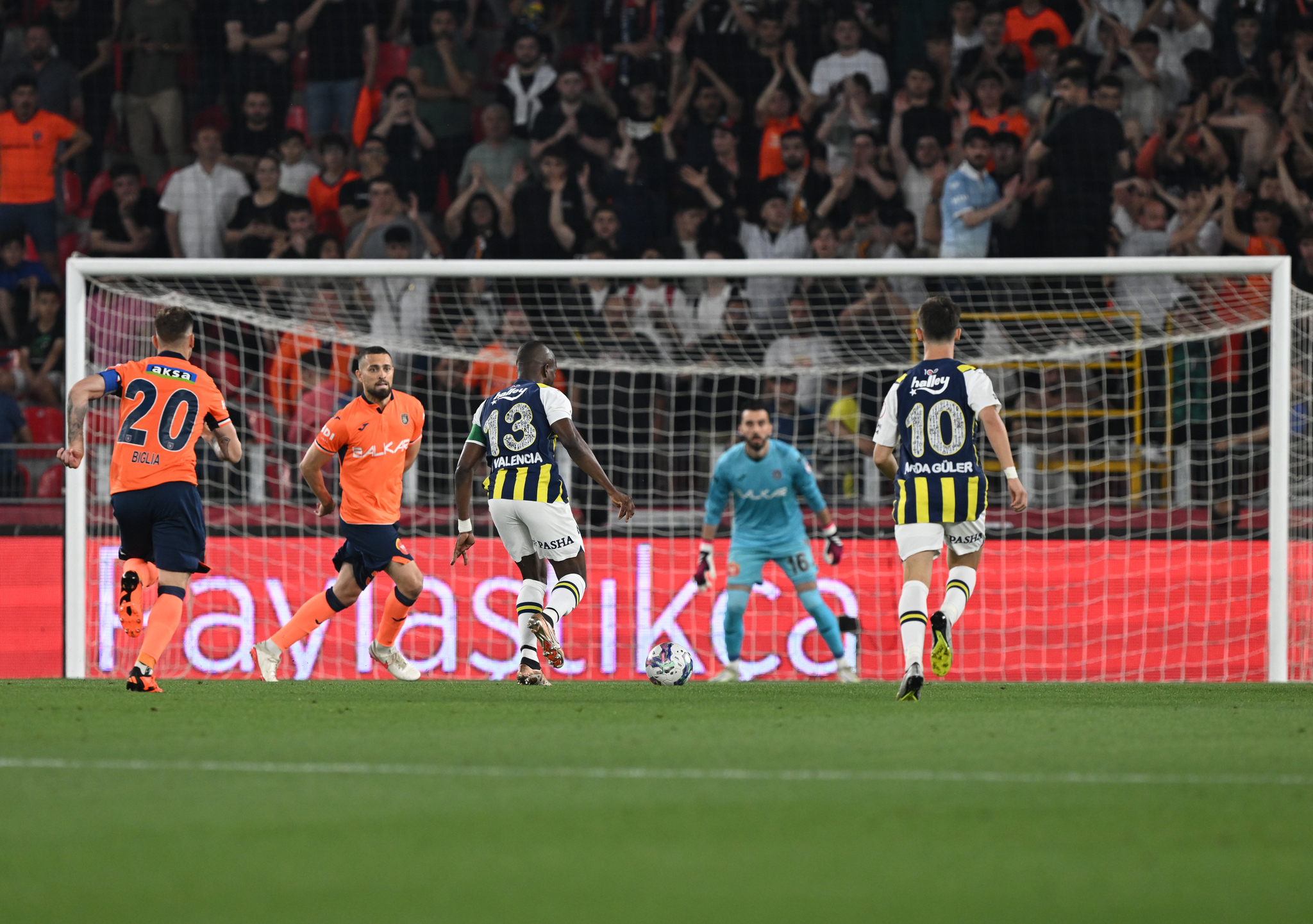 TRANSFER HABERİ: Beşiktaş istiyordu Fenerbahçe devreye girdi! İtalyanlar bombayı patlattı