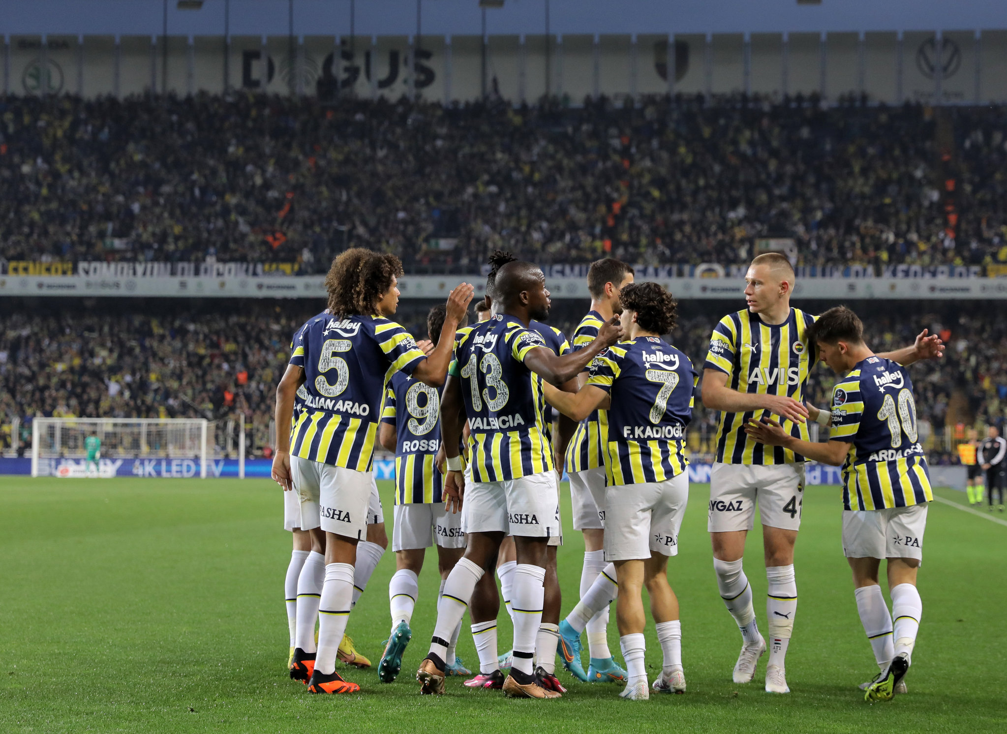 Fenerbahçe’ye büyük şok! Kulübüyle sözleşme uzatıyor