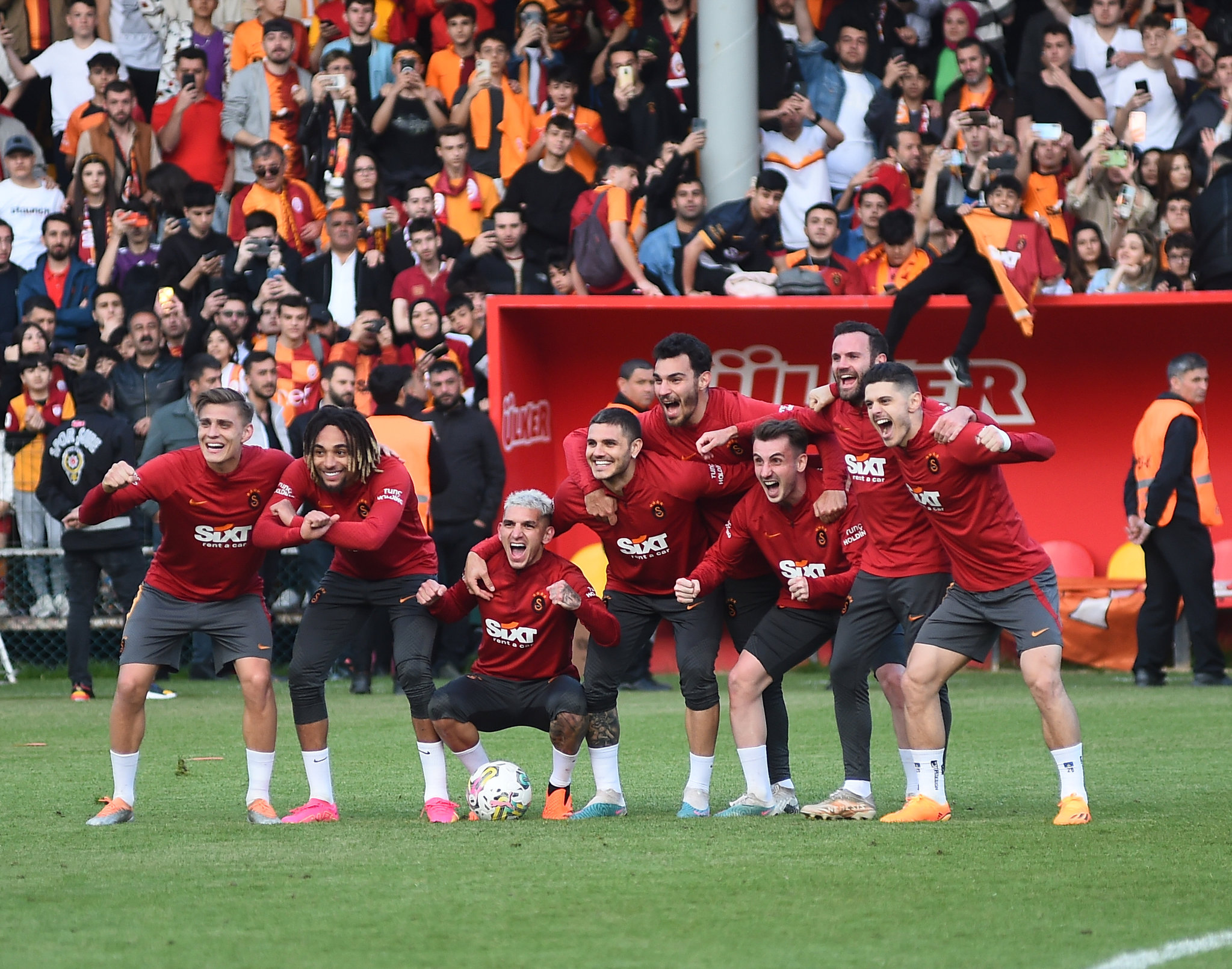 Galatasaray’dan Fenerbahçe’ye transfer cevabı! Bu hamle Dzeko’yu gölgede bırakır