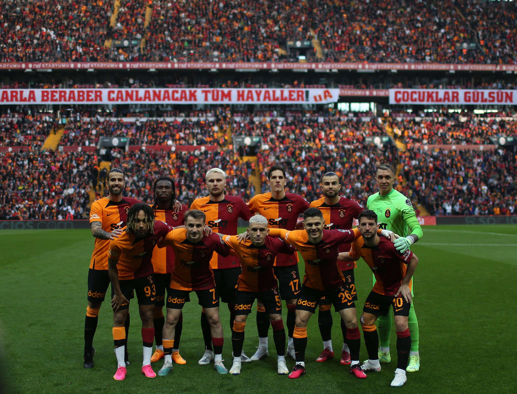 Galatasaray’dan Fenerbahçe’ye transfer cevabı! Bu hamle Dzeko’yu gölgede bırakır