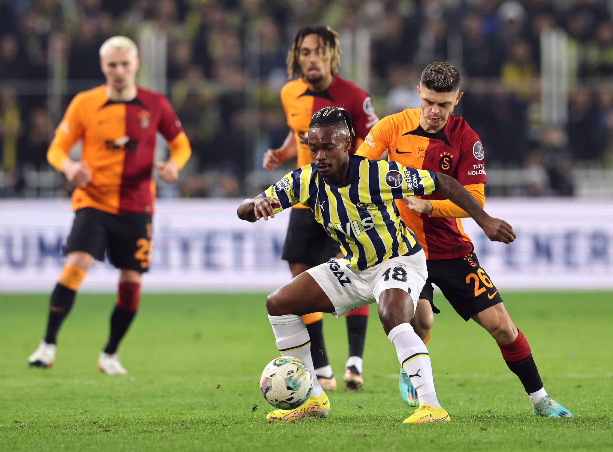 Fenerbahçe’nin 3. transferi Galatasaray’dan! Yönetimden taraftara bayram hediyesi