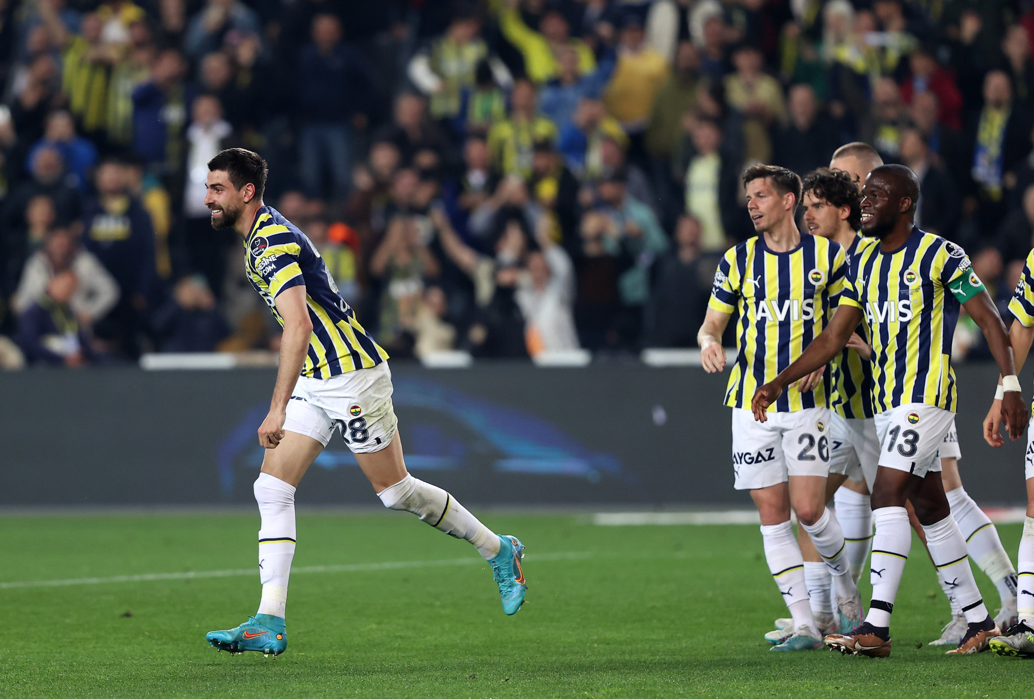 Fenerbahçe’nin 3. transferi Galatasaray’dan! Yönetimden taraftara bayram hediyesi