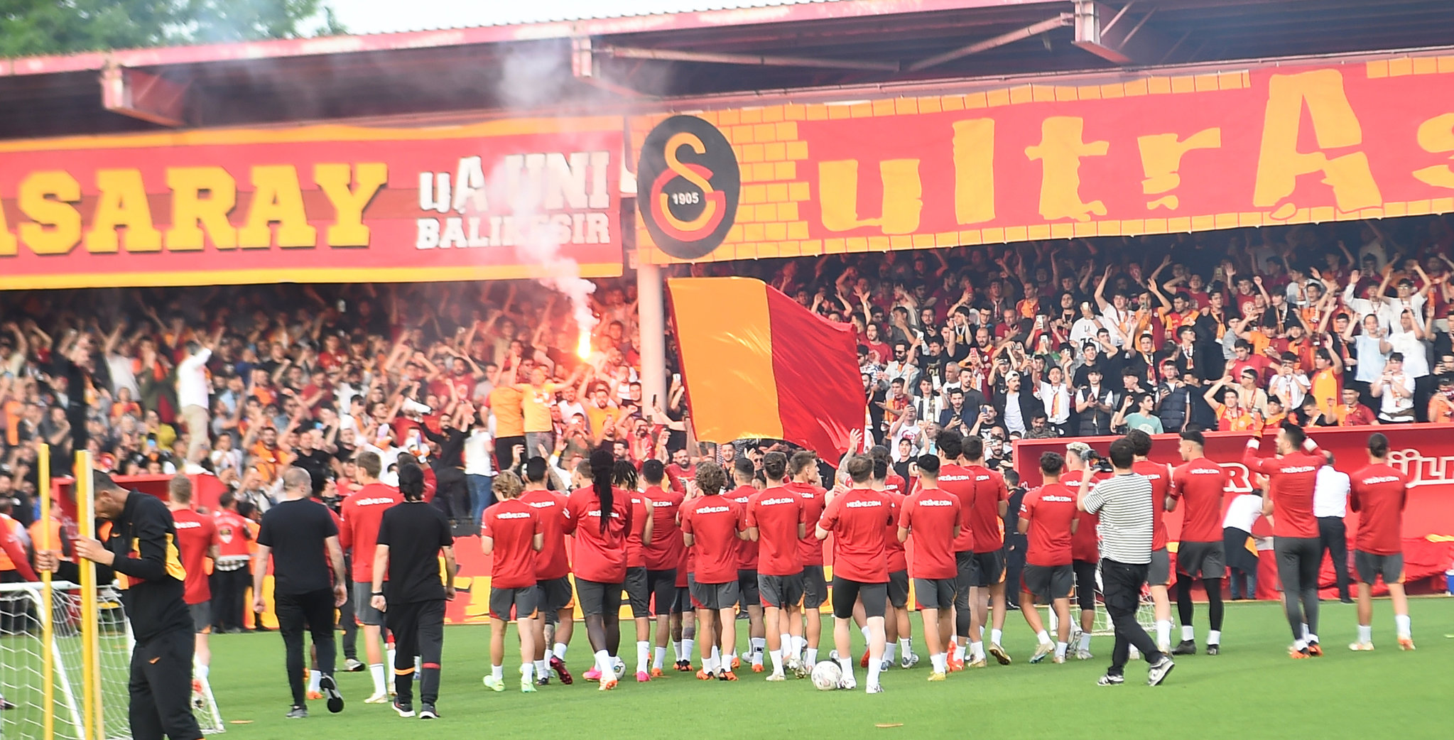 Fenerbahçe ve Galatasaray karşı karşıya geldi! Zaha ortalığı kızıştırdı...