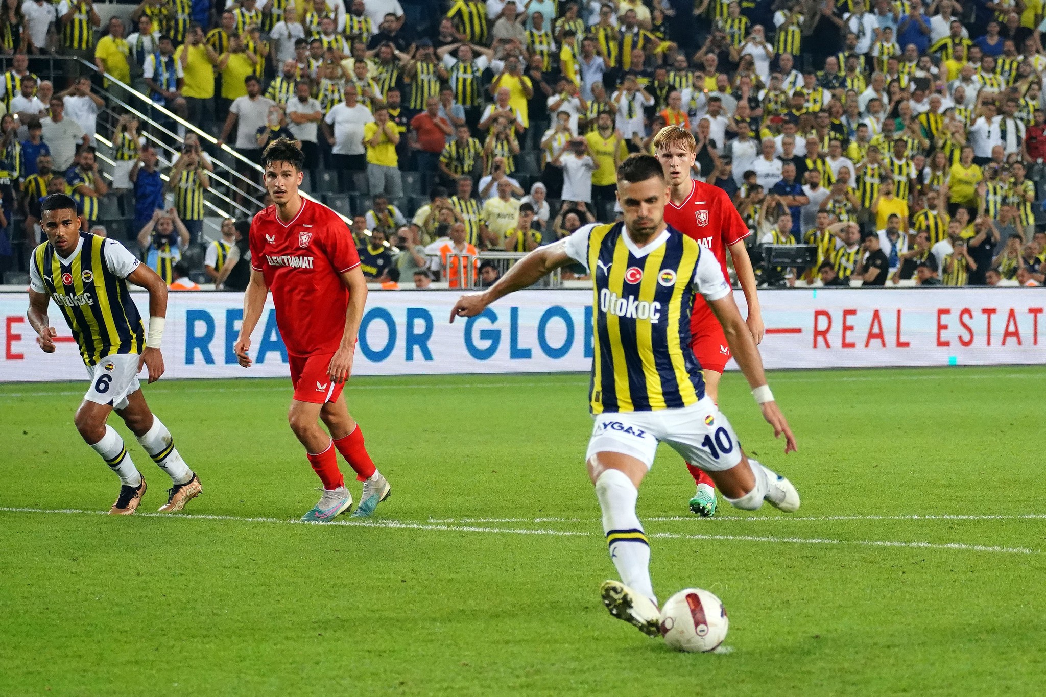 Beşiktaş ve Fenerbahçe transferde karşı karşıya! Geleceğin yıldızını kapmak için yarışıyorlar