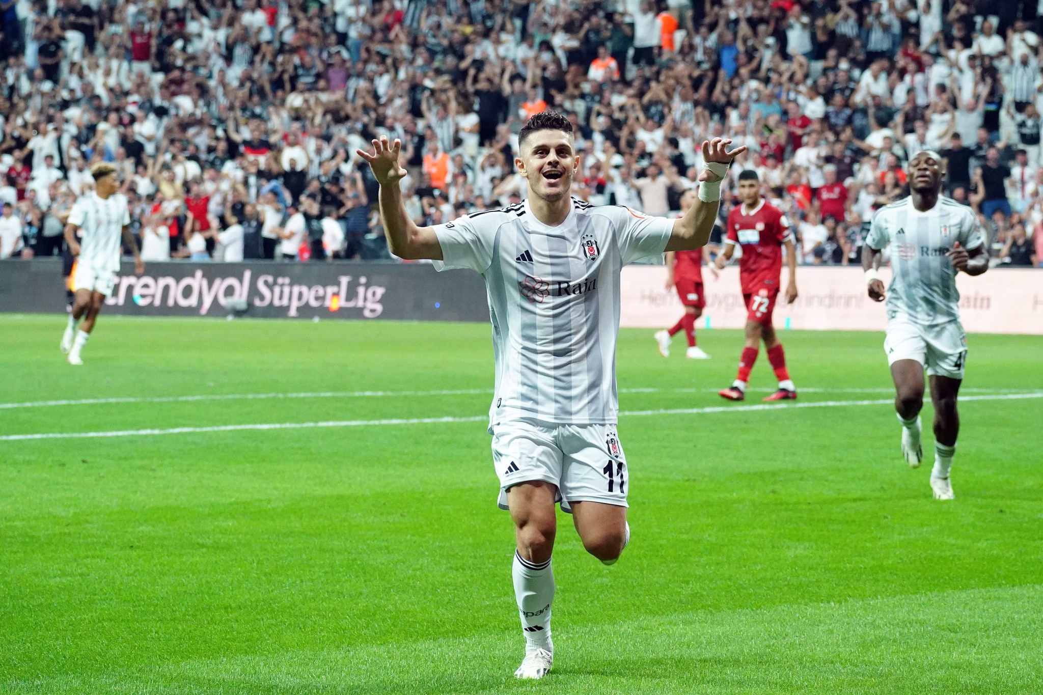 Beşiktaş’ta beklenmedik transfer açıklaması! Kulübümde kalacağım