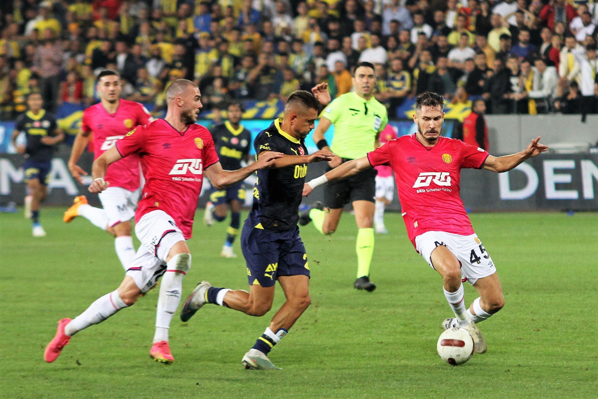 TRANSFER HABERİ: Fenerbahçe’ye yeni 6 numara! Kanarya sağ gösterip sol vuracak