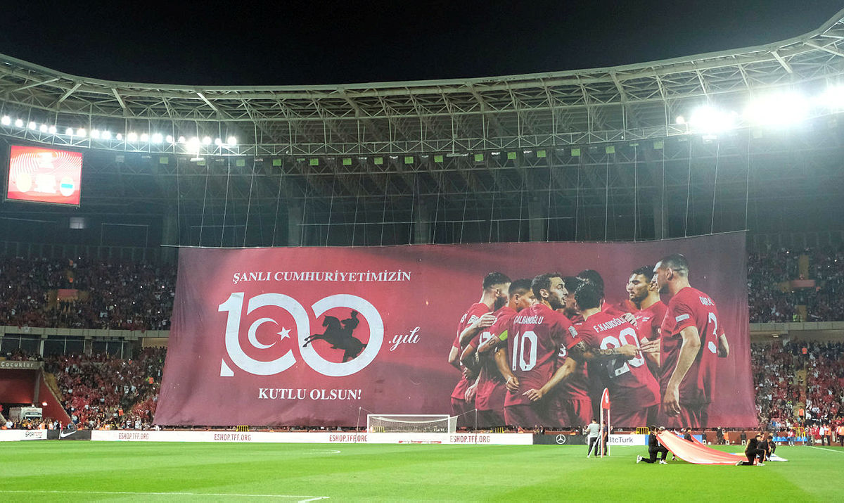 Türkiye Ermenistan maçı öncesi Eskişehir’de muhteşem koreografi!