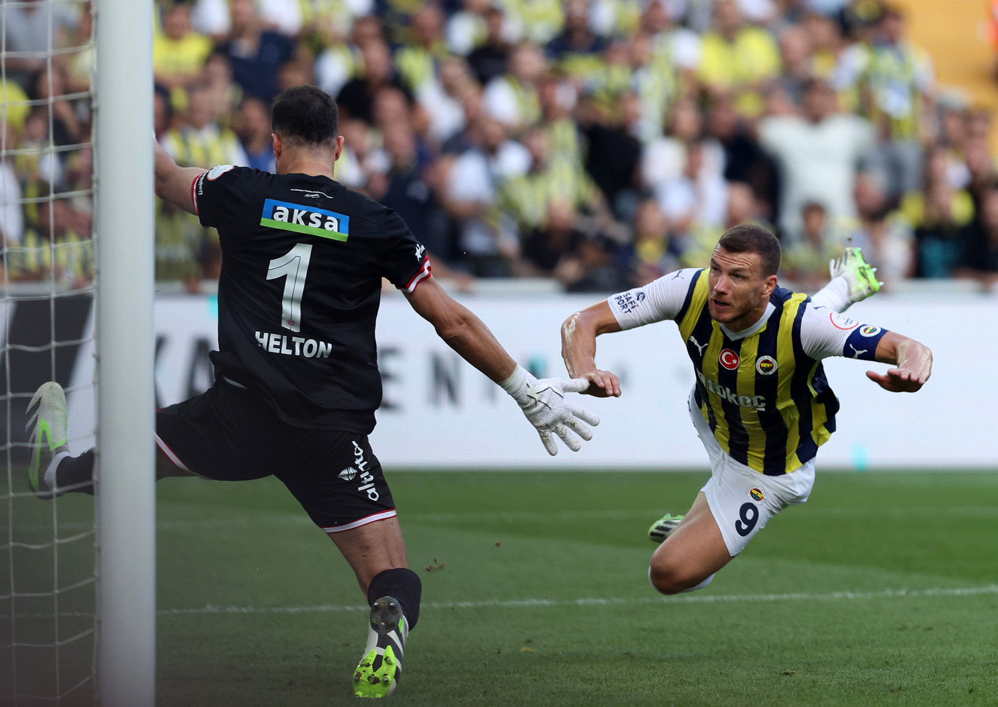 Fenerbahçe’de Edin Dzeko Süper Lig tarihine geçti! Zirveyi o isimle paylaşıyor