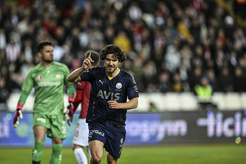 TRANSFER HABERİ: Fenerbahçe’nin yıldızı yuvadan ayrılıyor! Rekor bonservis