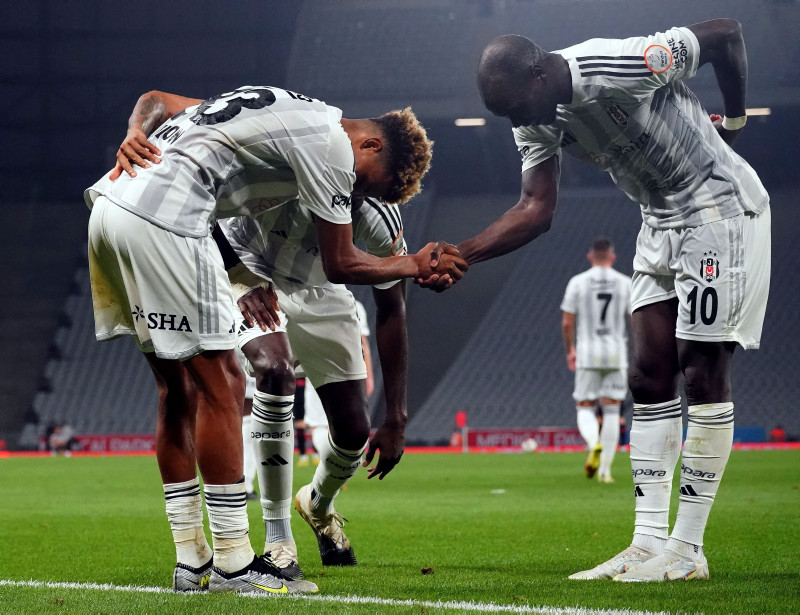 Alman devi Beşiktaş’ın yıldızına gözünü dikti! Gözlemciler canlı izledi