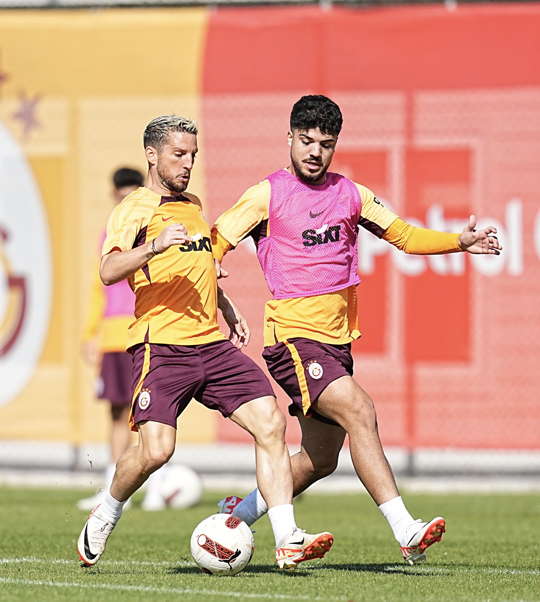 GALATASARAY TRANSFER HABERLERİ: Okan Buruk o isimde ısrarcıydı! Menajeri haber yolladı