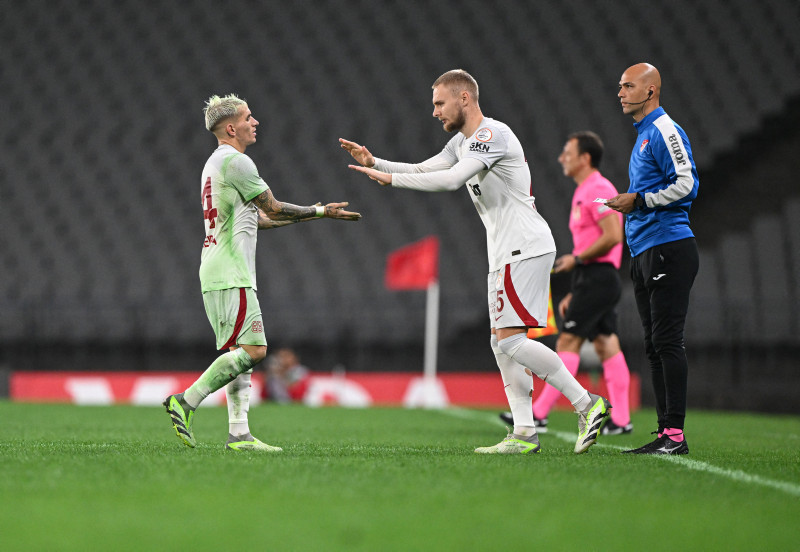 Devre arasında yer yerinde oynayacak! Galatasaray’da 1 ayrılık 1 transfer