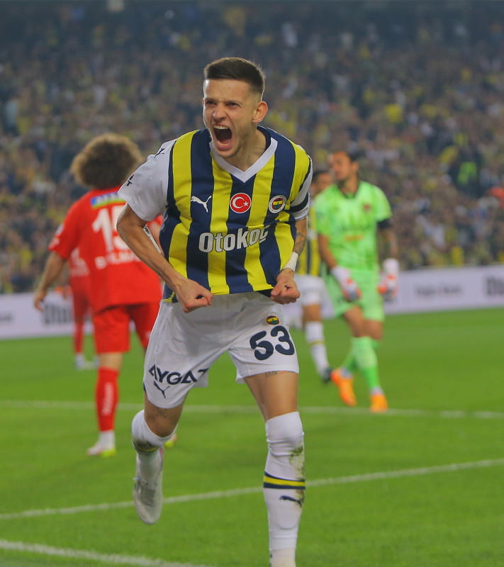 Fenerbahçe’de Sebastian Szymanski gelişmesi! Sözleşmesindeki detay...