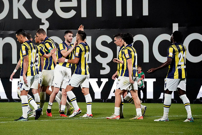 Fenerbahçe ocak ayı için harekete geçti! Savunmaya o yıldız alınacak