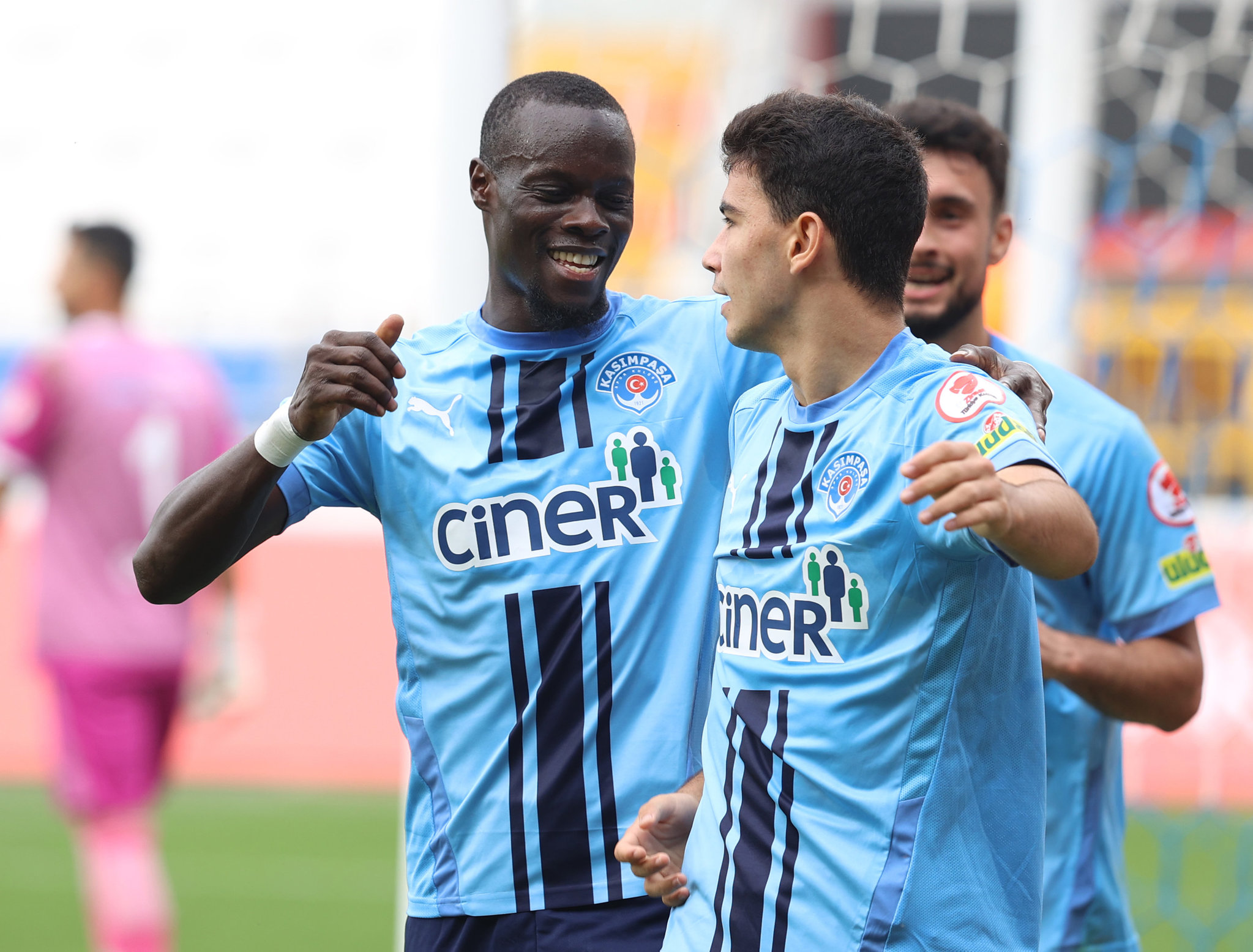 SON DAKİKA: Fenerbahçe kolları sıvadı! Savunmaya sürpriz takviye...