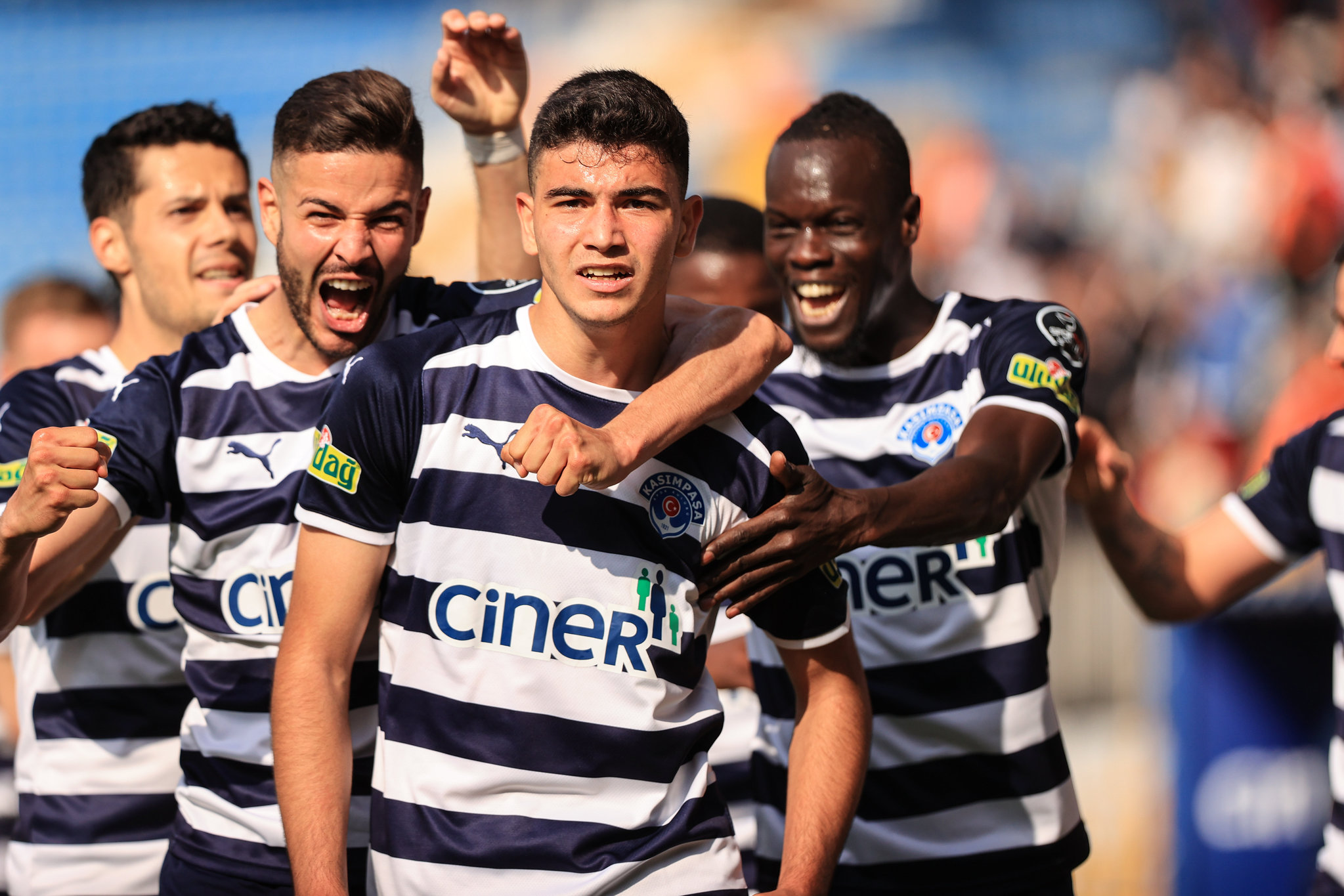 SON DAKİKA: Fenerbahçe kolları sıvadı! Savunmaya sürpriz takviye...