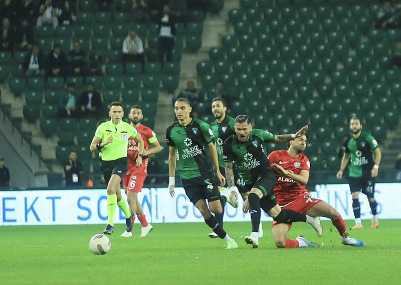 SON DAKİKA: Fenerbahçe kolları sıvadı! Savunmaya sürpriz takviye...