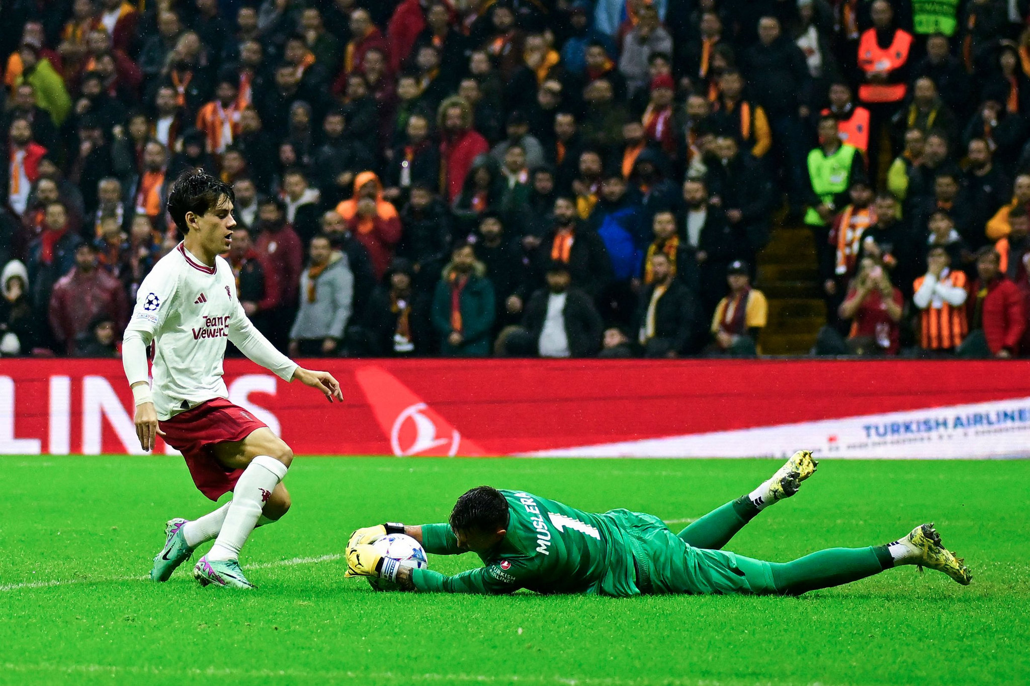 Galatasaray - Manchester United maçının hakemi ülkesini de karıştırmış! İşte o skandal olay