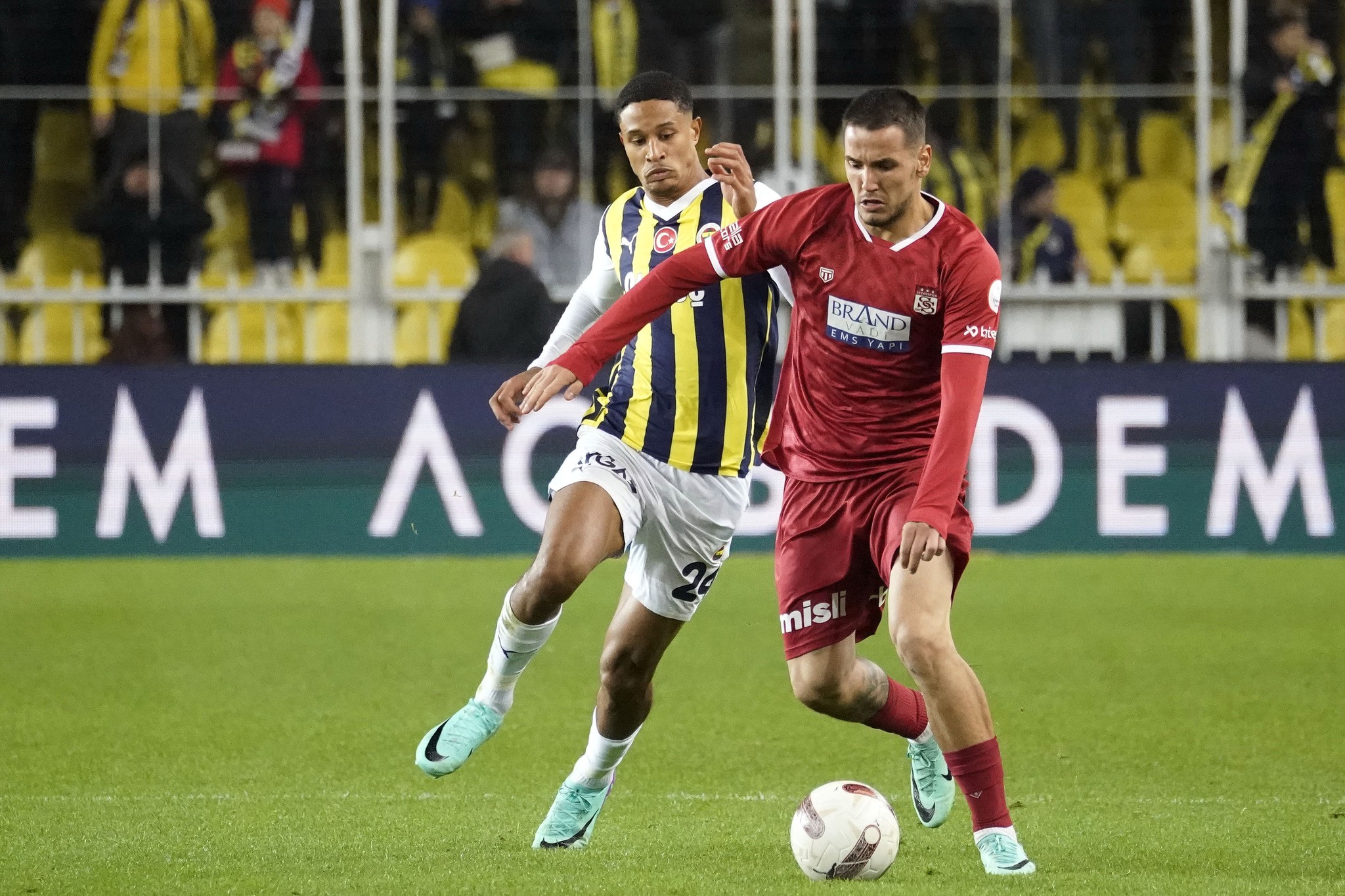 Fenerbahçeli yıldıza sert eleştiri! ’Balonu patladı ayrılık gününü bekliyor’