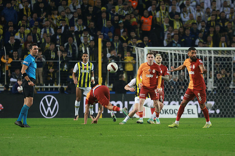 Fenerbahçe istiyordu Galatasaray devreye girdi! Yıldız isim için transfer savaşı başladı