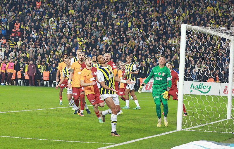 Fenerbahçe istiyordu Galatasaray devreye girdi! Yıldız isim için transfer savaşı başladı