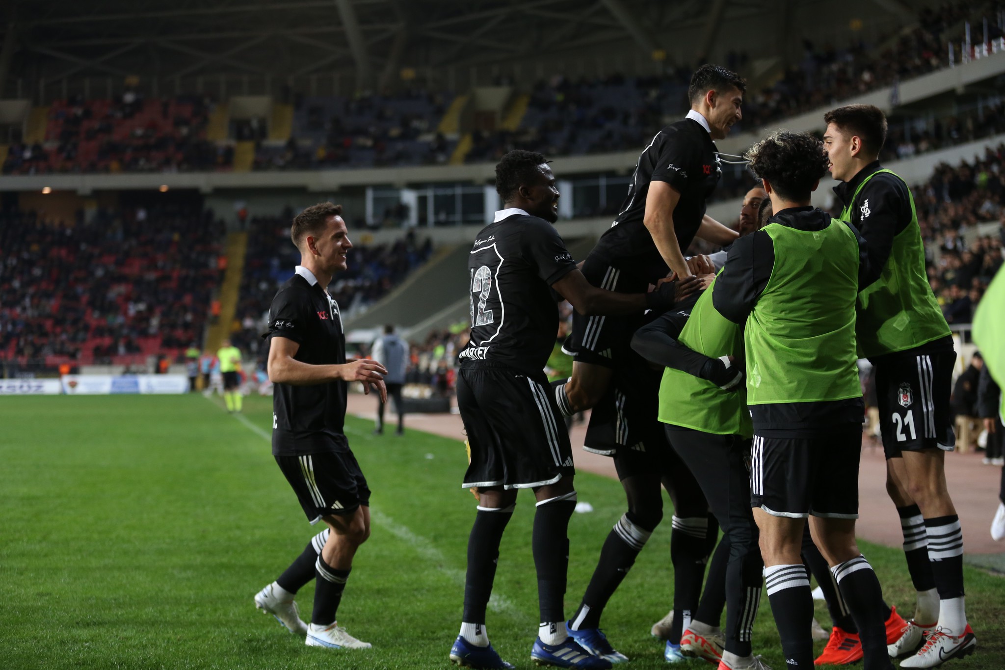 TRANSFER HABERİ: Beşiktaş’ta beklenmedik ayrılık! Avrupa takımları peşini bırakmıyor