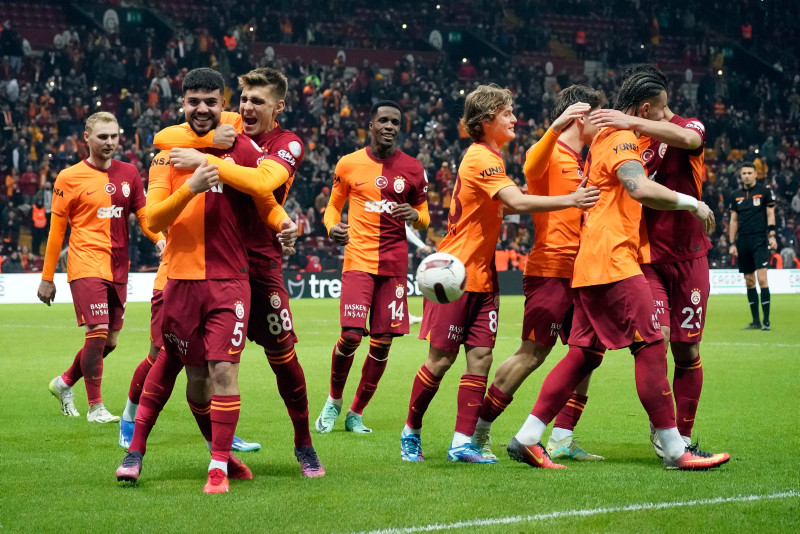 TRANSFER HABERİ - Milan’dan sürpriz hamle! Rade Krunic’i Fenerbahçe’ye verecek Galatasaray’ın yıldızını alacak