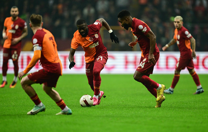 GALATASARAY HABERLERİ - Okan Buruk kararını verdi! Yıldız ismin sözleşmesi...