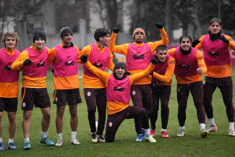 GALATASARAY HABERLERİ - Okan Buruk kararını verdi! Yıldız ismin sözleşmesi...